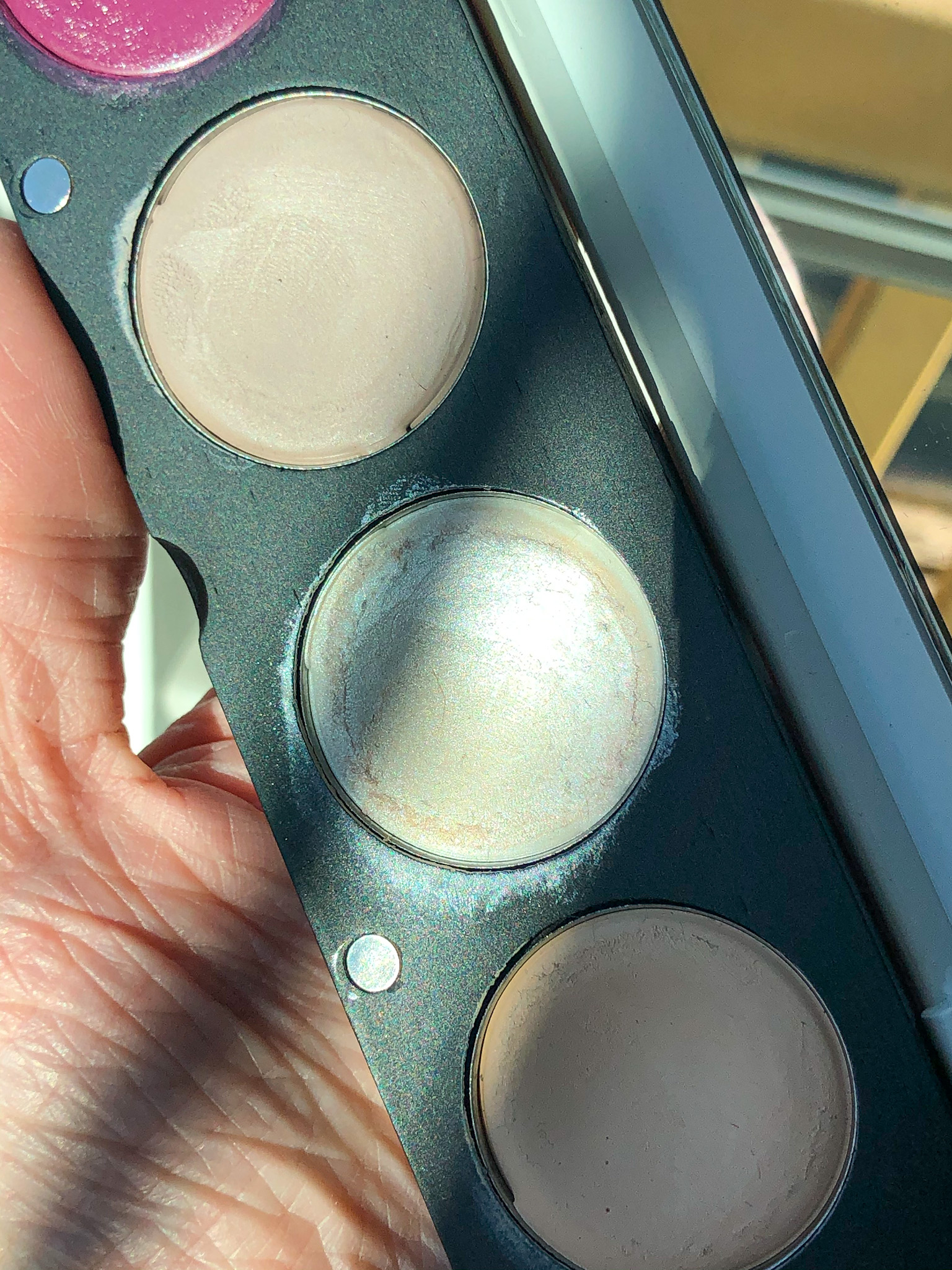 The Organic Skin Co In the Spotlight Luminizer in Lunar