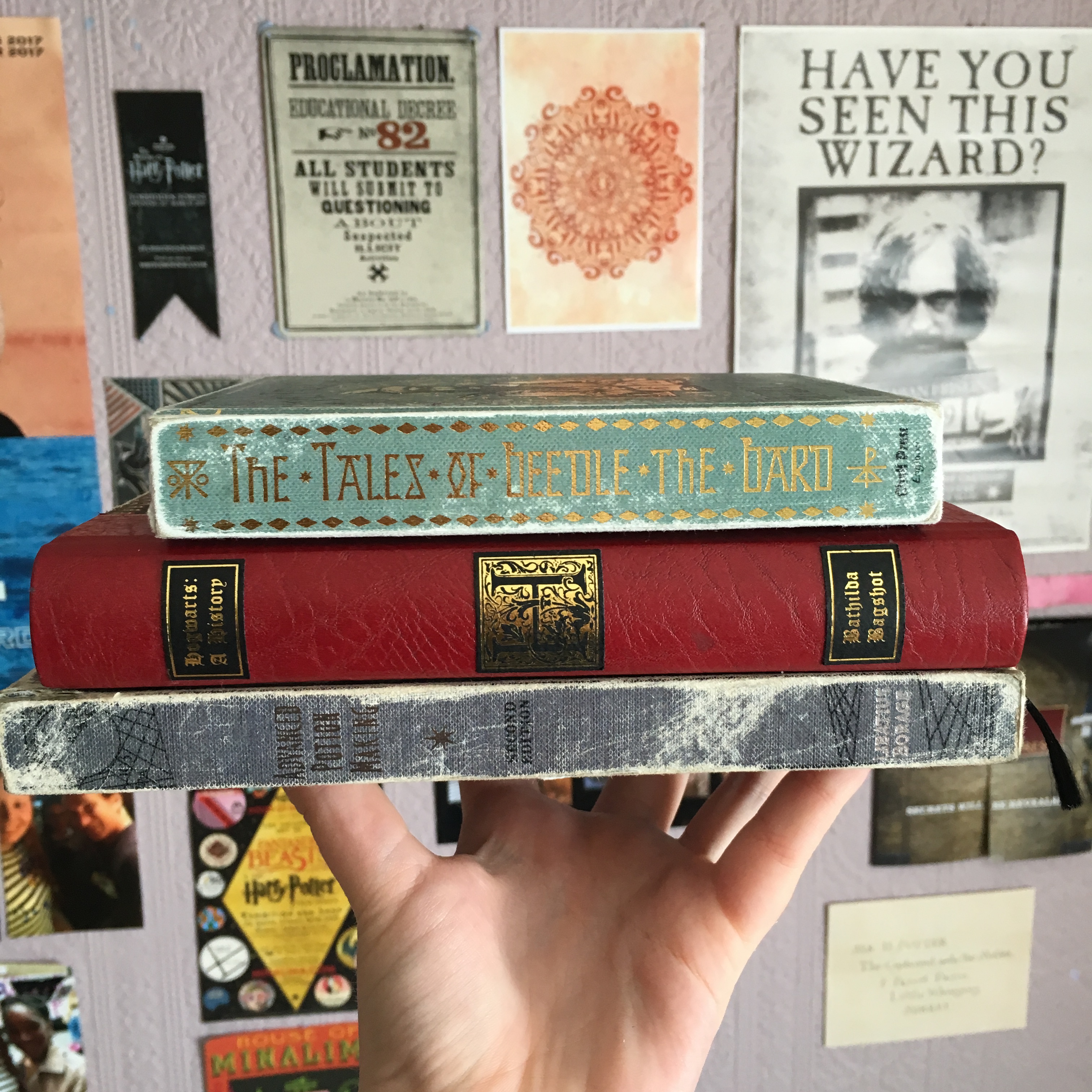 REVIEW: Replica books by Alarm Eighteen! / 25 – Weasleys Book