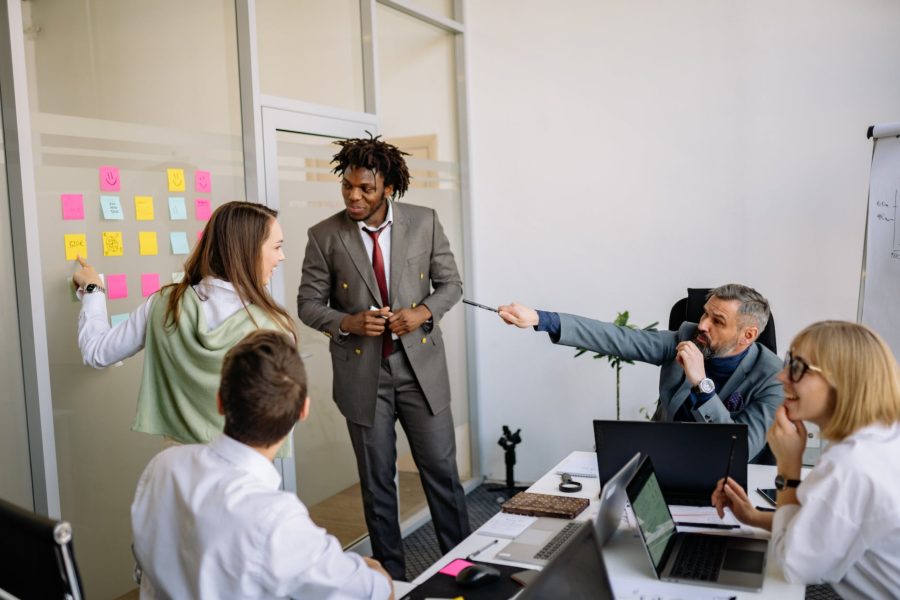 Les niches de Business et entrepreneuriat : collègues heureux travaillant ensemble