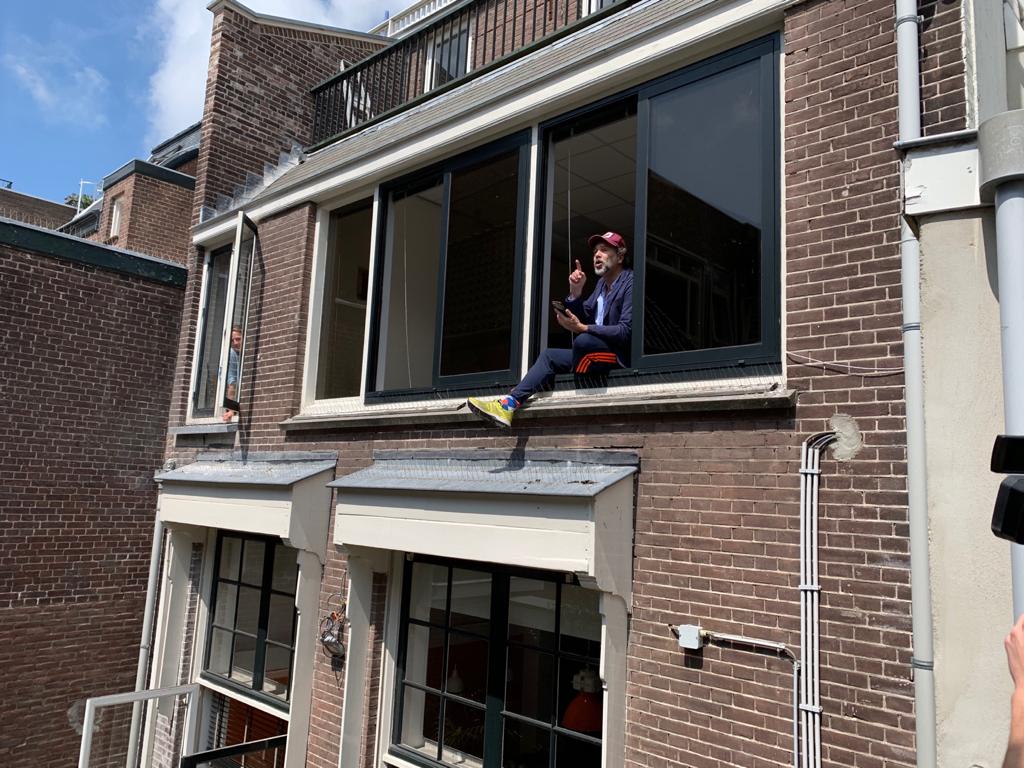 Roeland Fernhout draagt voor aan de leerlingen van het Stedelijk Gymnasium in Haarlem