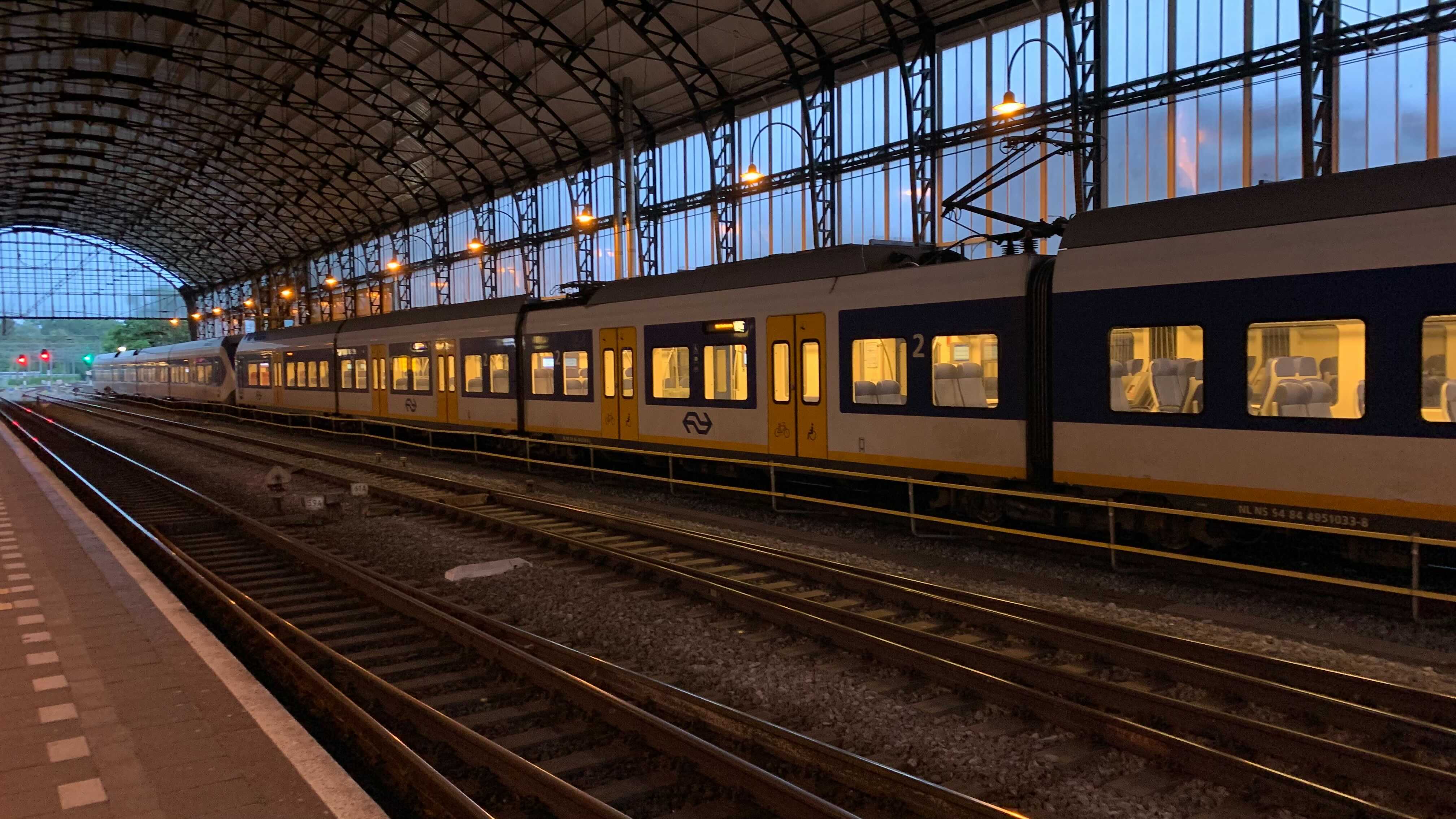 Een sprinter trein op station Haarlem
