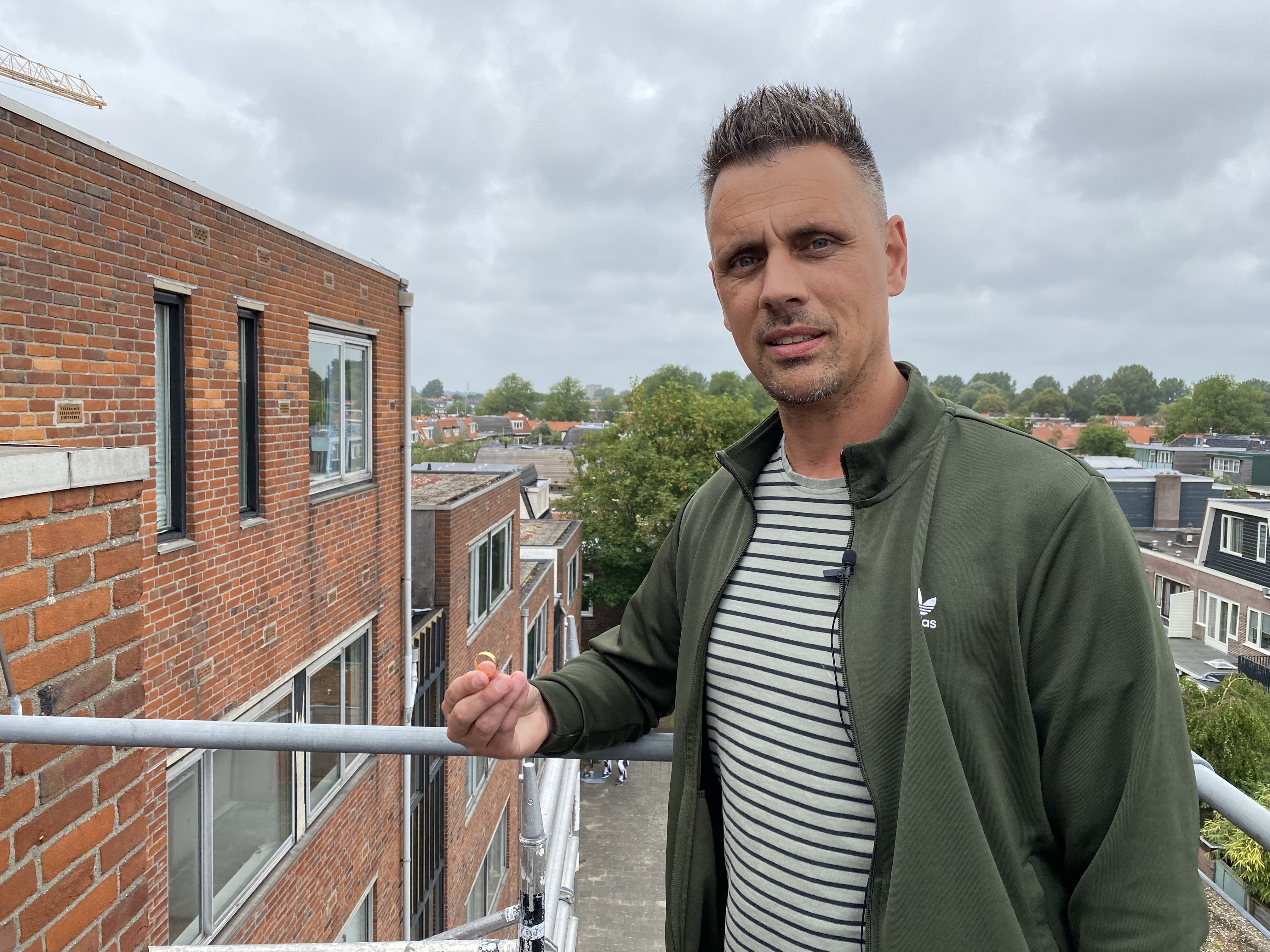 Mysterie rond gevonden trouwring op dak van appartement: wie is hem kwijt?