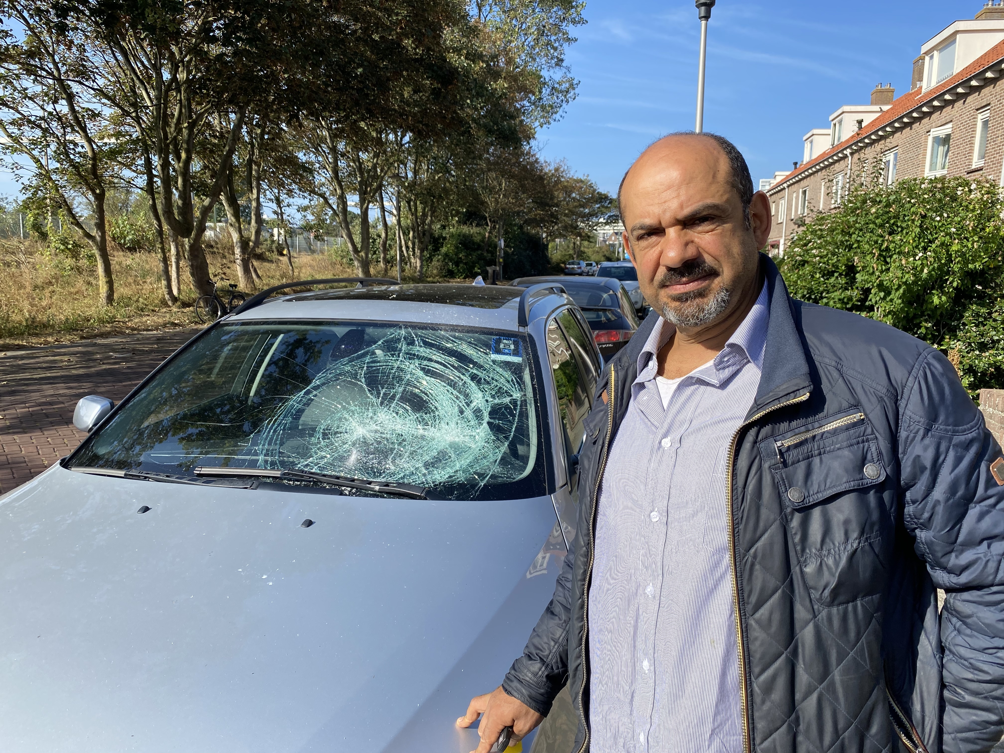 Auto’s vernield met stoeptegels: “Het leek wel een oorlogsgebied met al dat glas”