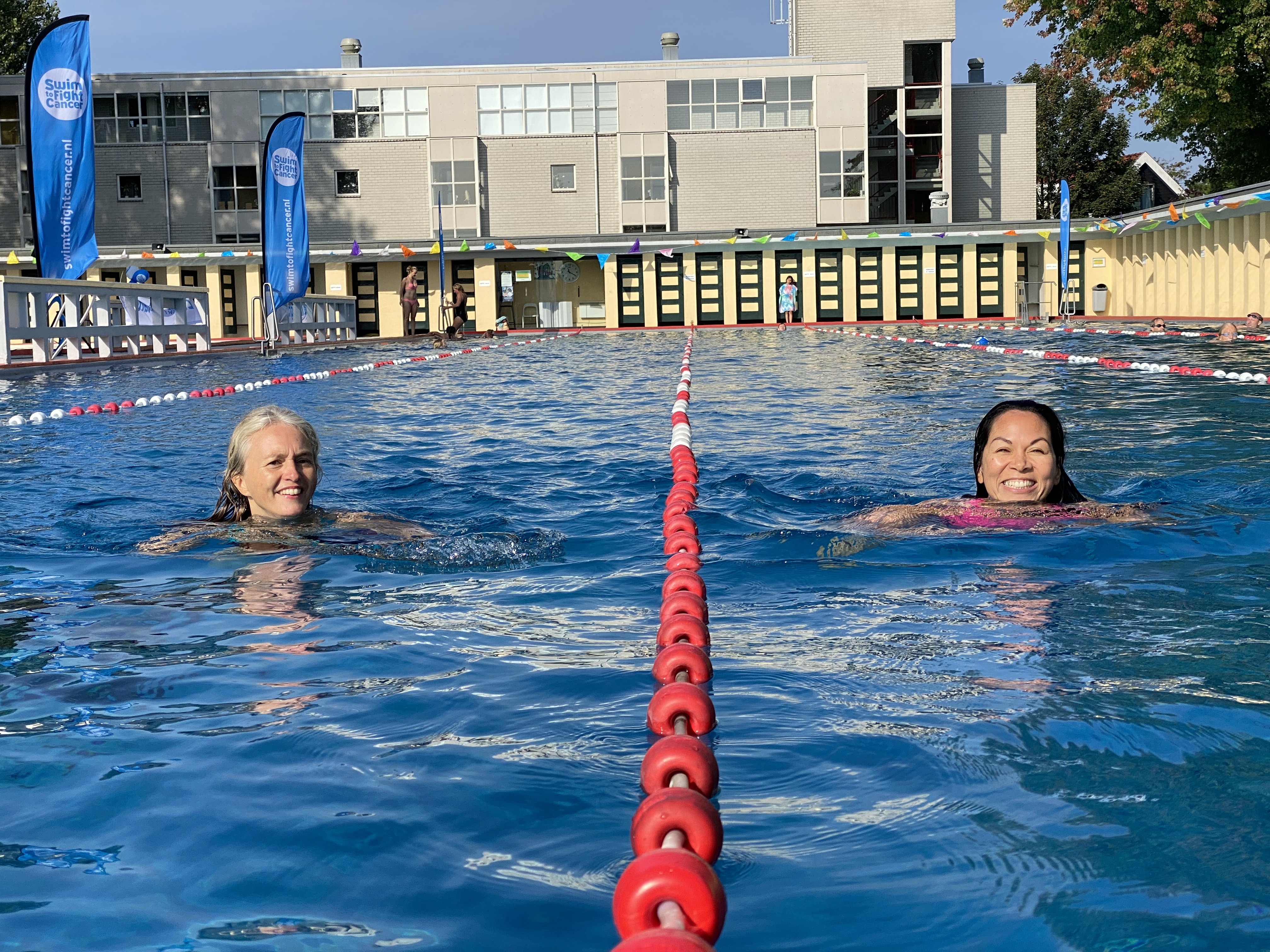 Swim to Fight Cancer in monumentaal zwembad: “Dankbaar dat ik mij sterk genoeg voel”