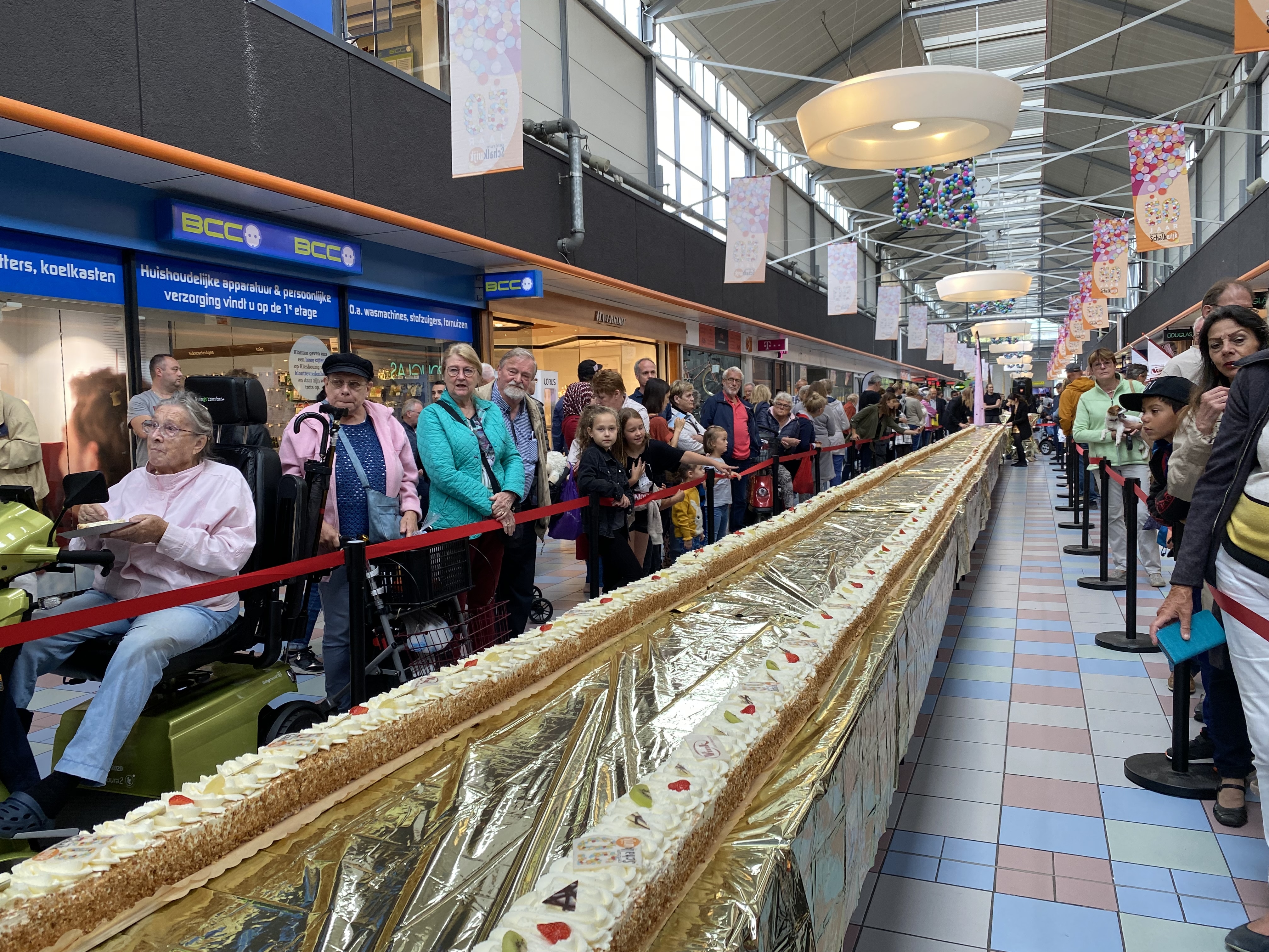 Feest met vijftig meter taart in Schalkwijk, winkelcentrum viert jubileum