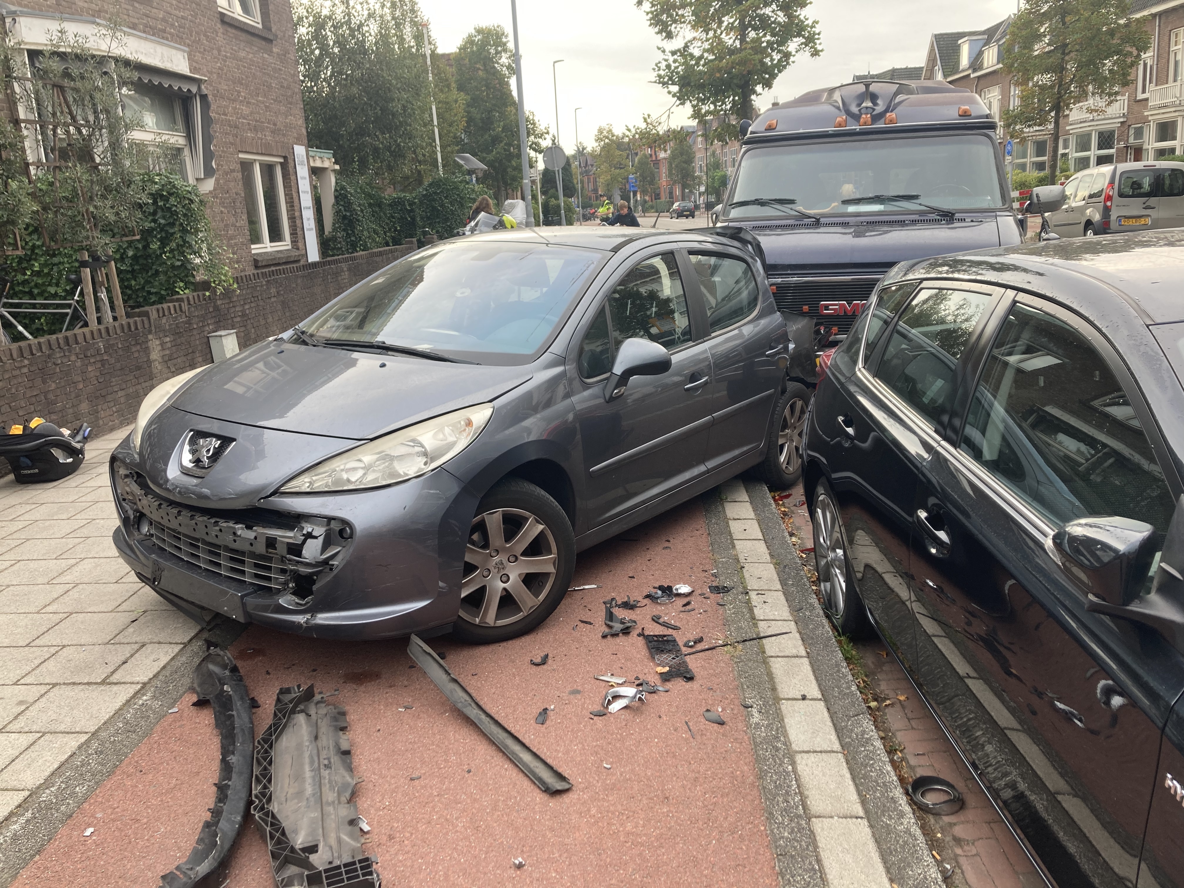 Meerdere auto’s met veel schade, automobilist mogelijk onder invloed