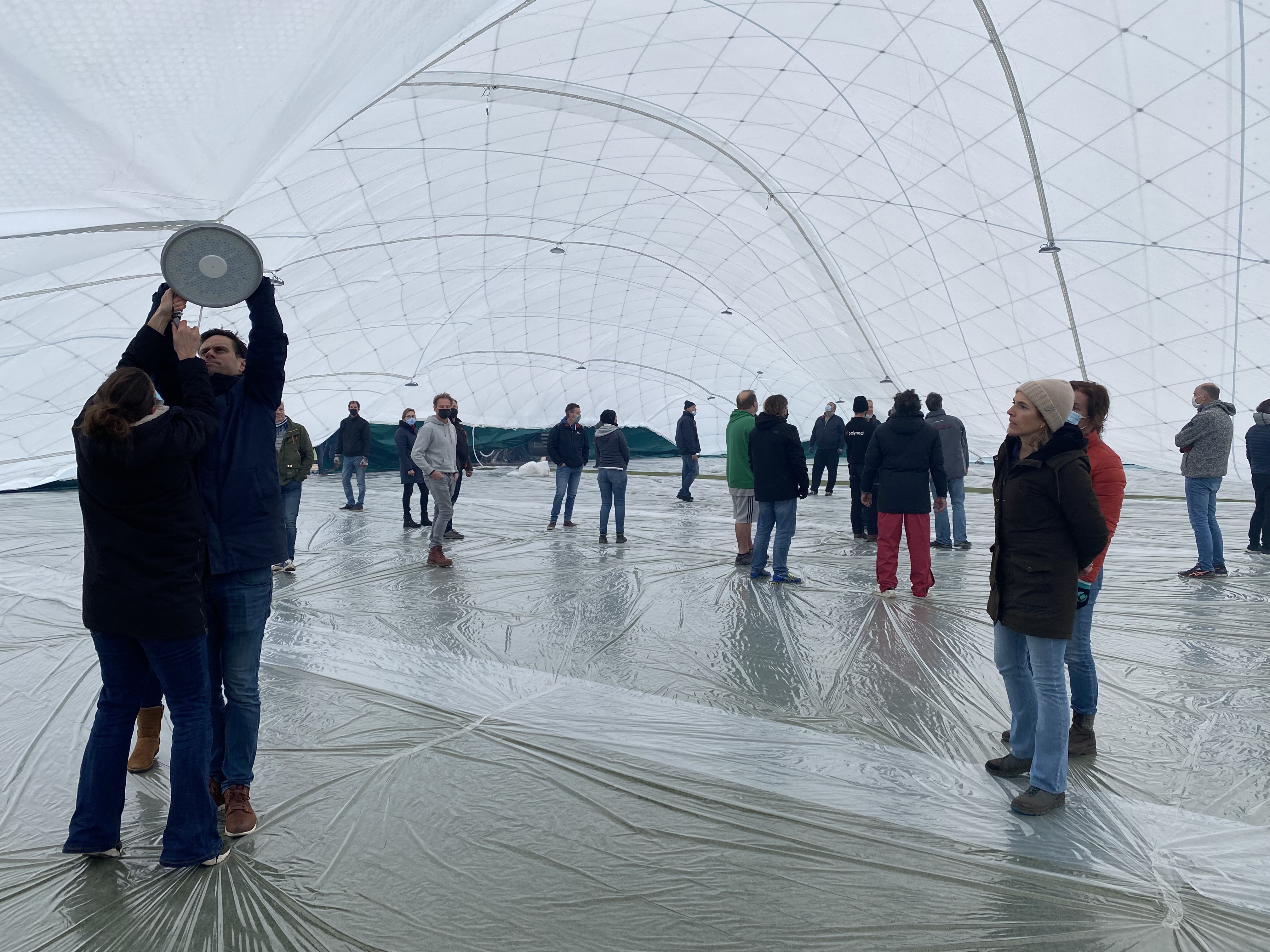 Na 7 jaar eindelijk de lucht in: de nieuwe opblaasbare zaalhockeyhal in Heemstede