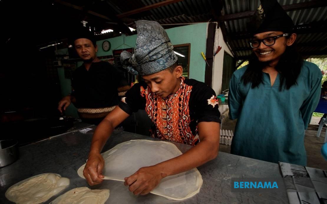 Kostum pahlawan melayu muktamar pas jadi bahan lucu oleh netizen. Bernama Pahlawan Hulubalang Melayu Layan Pelanggan Kedai Di Bota