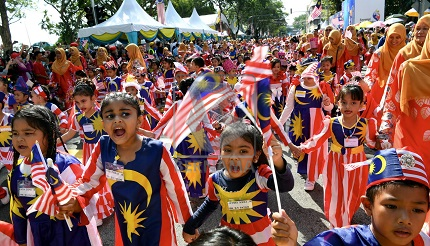 Cogan kata ini menggambarkan kepentingan perpaduan kaum di malaysia. Bernama Malaysia Melangkah Dengan Penuh Kesederhanaan