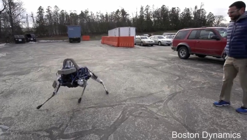 Pequeño perro robot de Google que logra mantener el equilibrio.