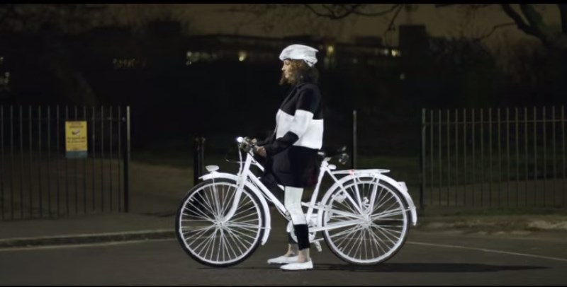 LifePaint, el spray para ciclistas que se ilumina con la luz de un auto