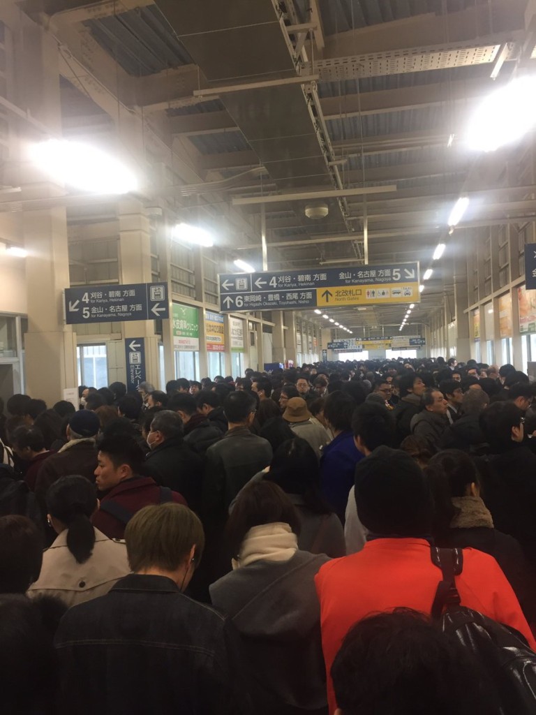 名鉄知立駅、ホームも連絡通路も人で溢れかえる