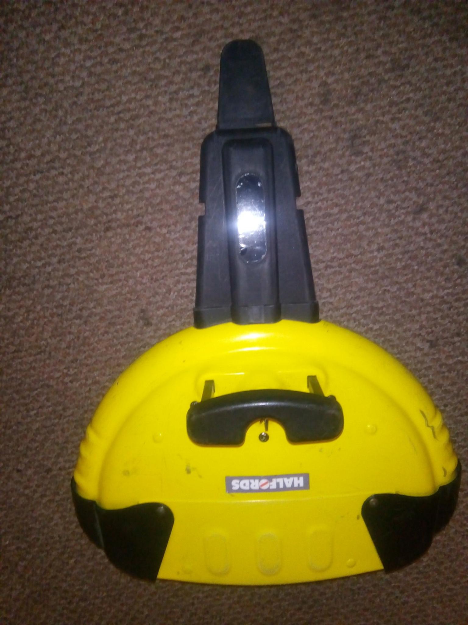 Halfords steering wheel lock in dl15 crook for £7.50 for sale