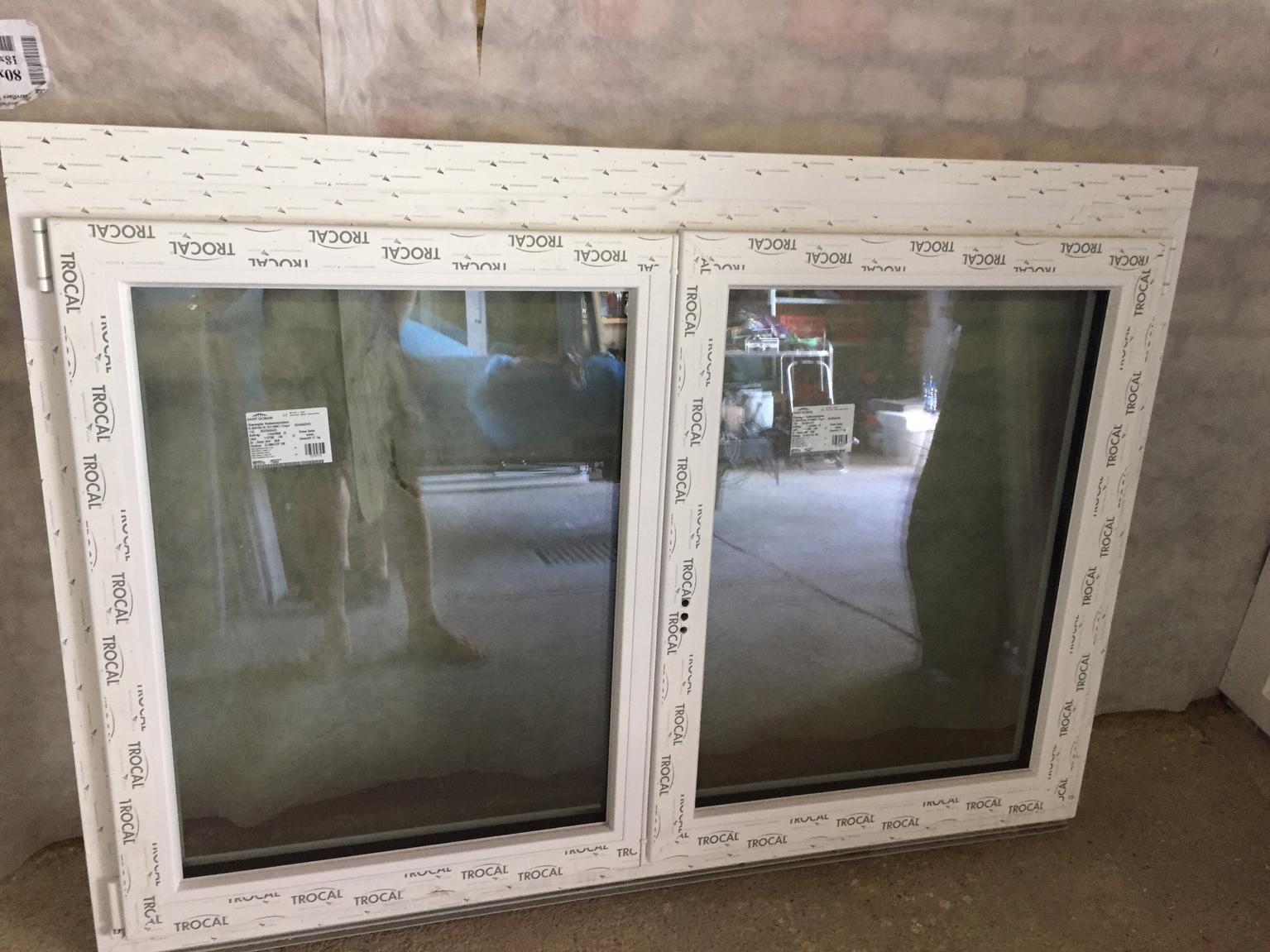 Alu Fenster Im Zeichen Der Qualitat In Der Structural Glazing Fassade Spiegelt Sich Die Umliegende Landschaft