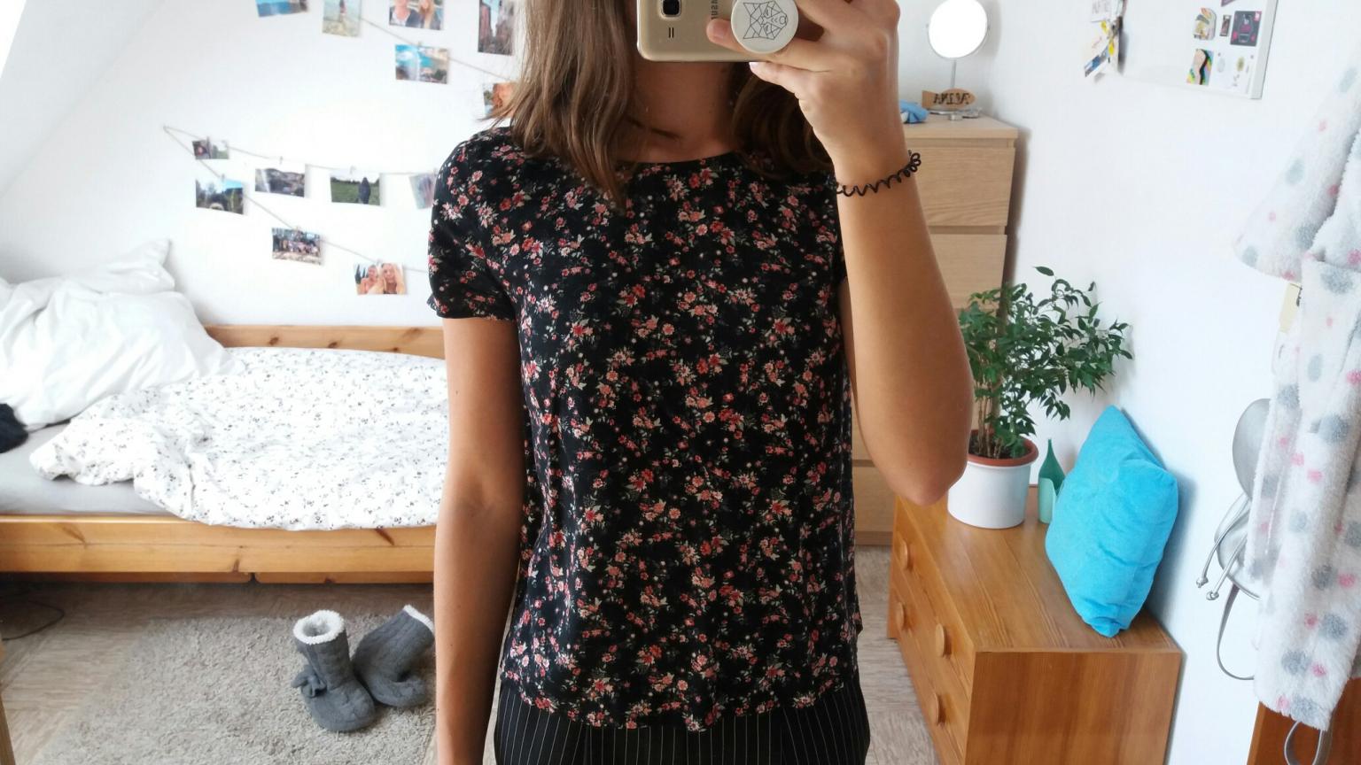 Blumen Tshirt Mit Freiem Rucken In 41468 Neuss Fur 4 00 Zum Verkauf Shpock De