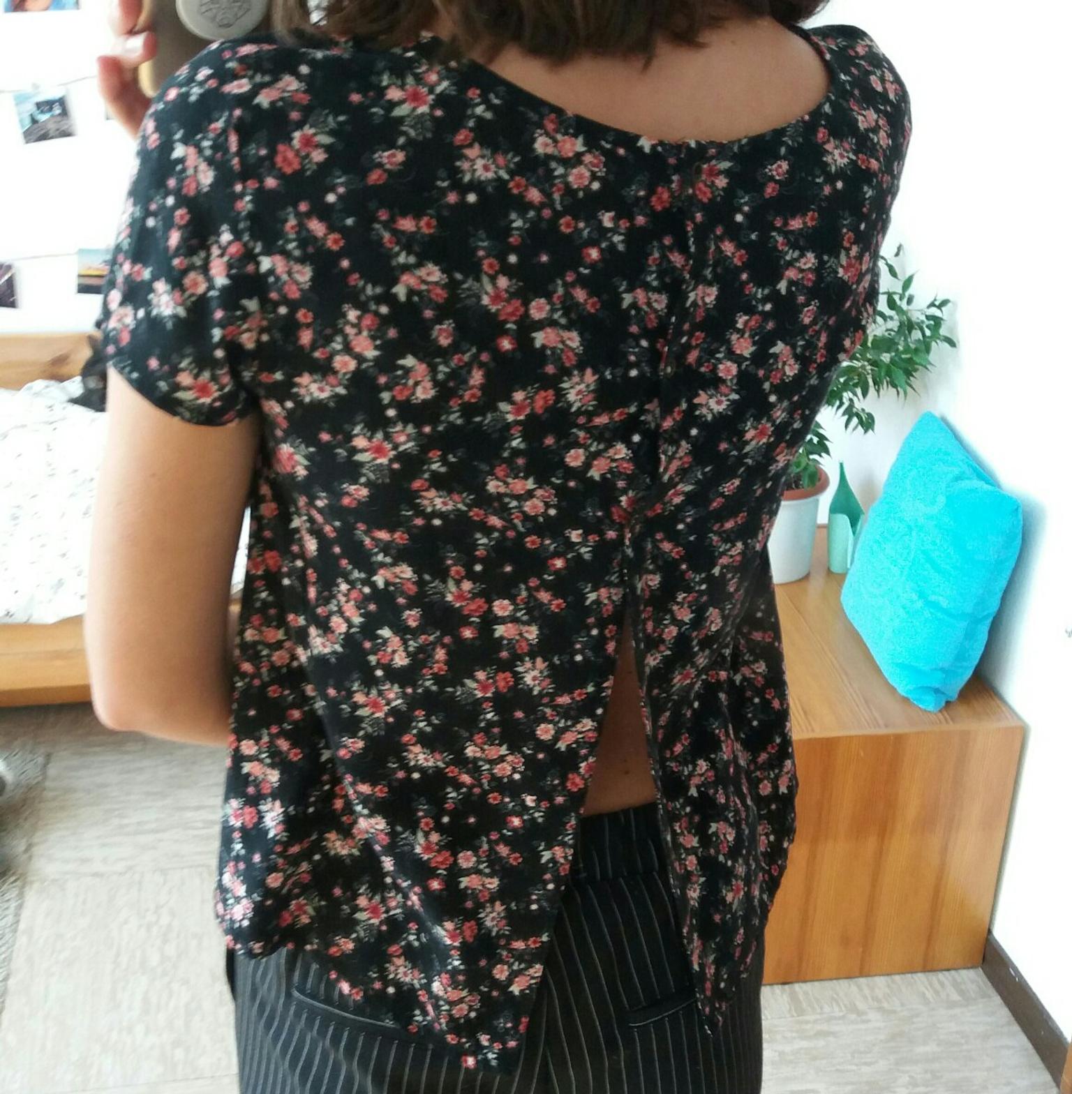 Blumen Tshirt Mit Freiem Rucken In 41468 Neuss Fur 4 00 Zum Verkauf Shpock De