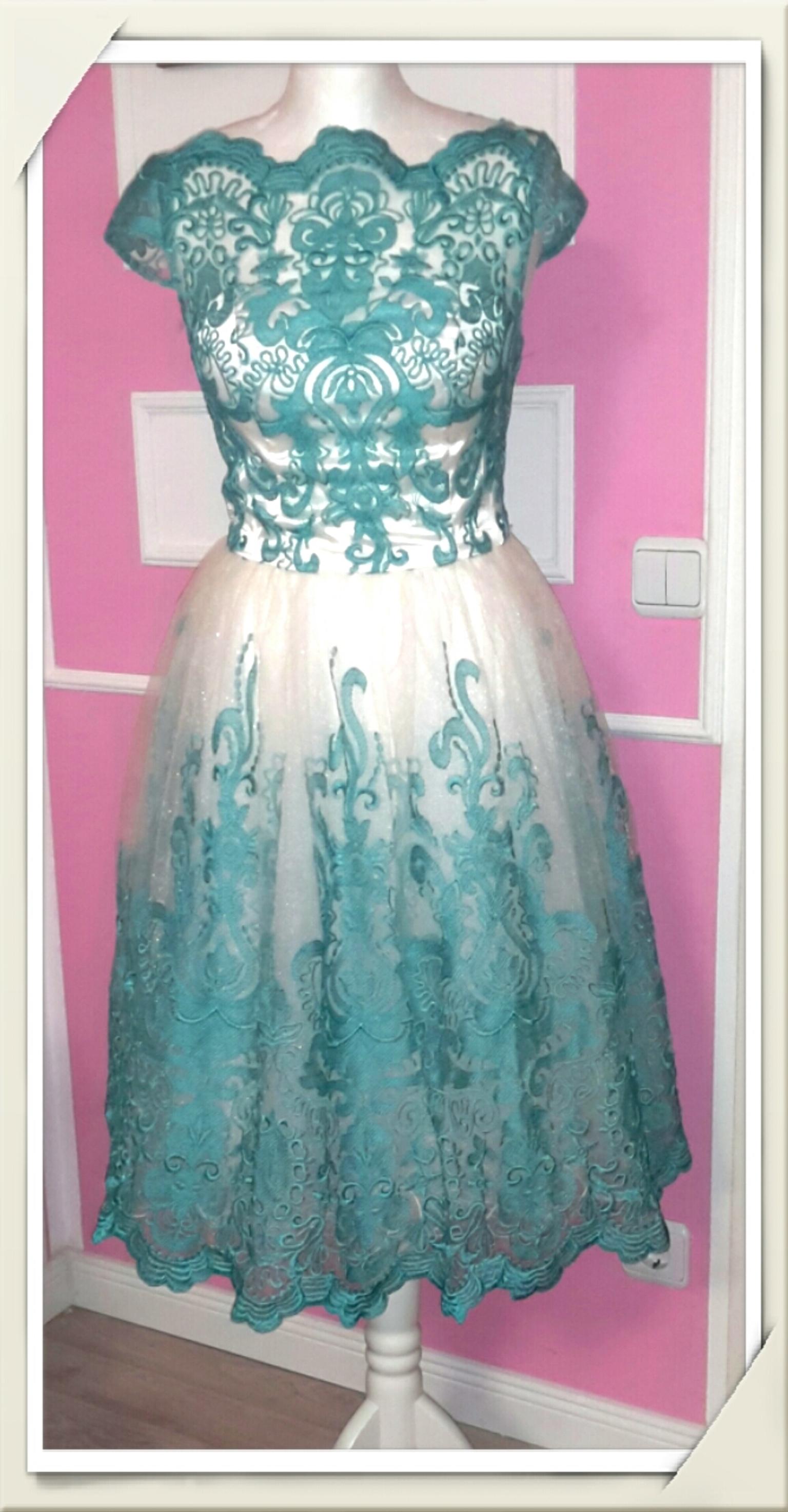 36 Chi Chi London Traum Schones Damen Kleid In 80689 Munchen Fur 50 00 Zum Verkauf Shpock At