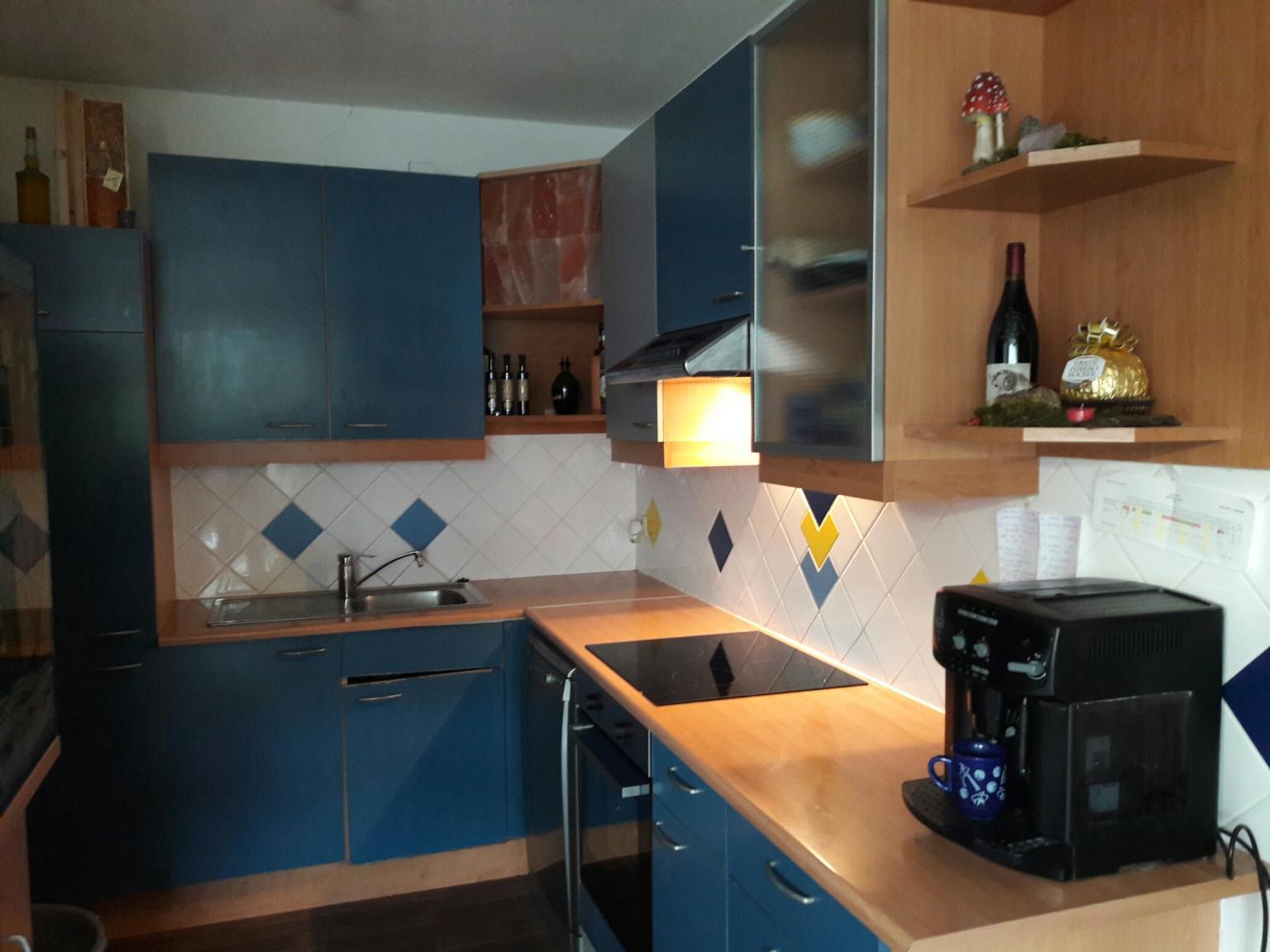 Calypso Moderne Offene Kuche Im Landhausstil Grau Weiss Kuchenstudio Mobelhaus A R L E Naturell