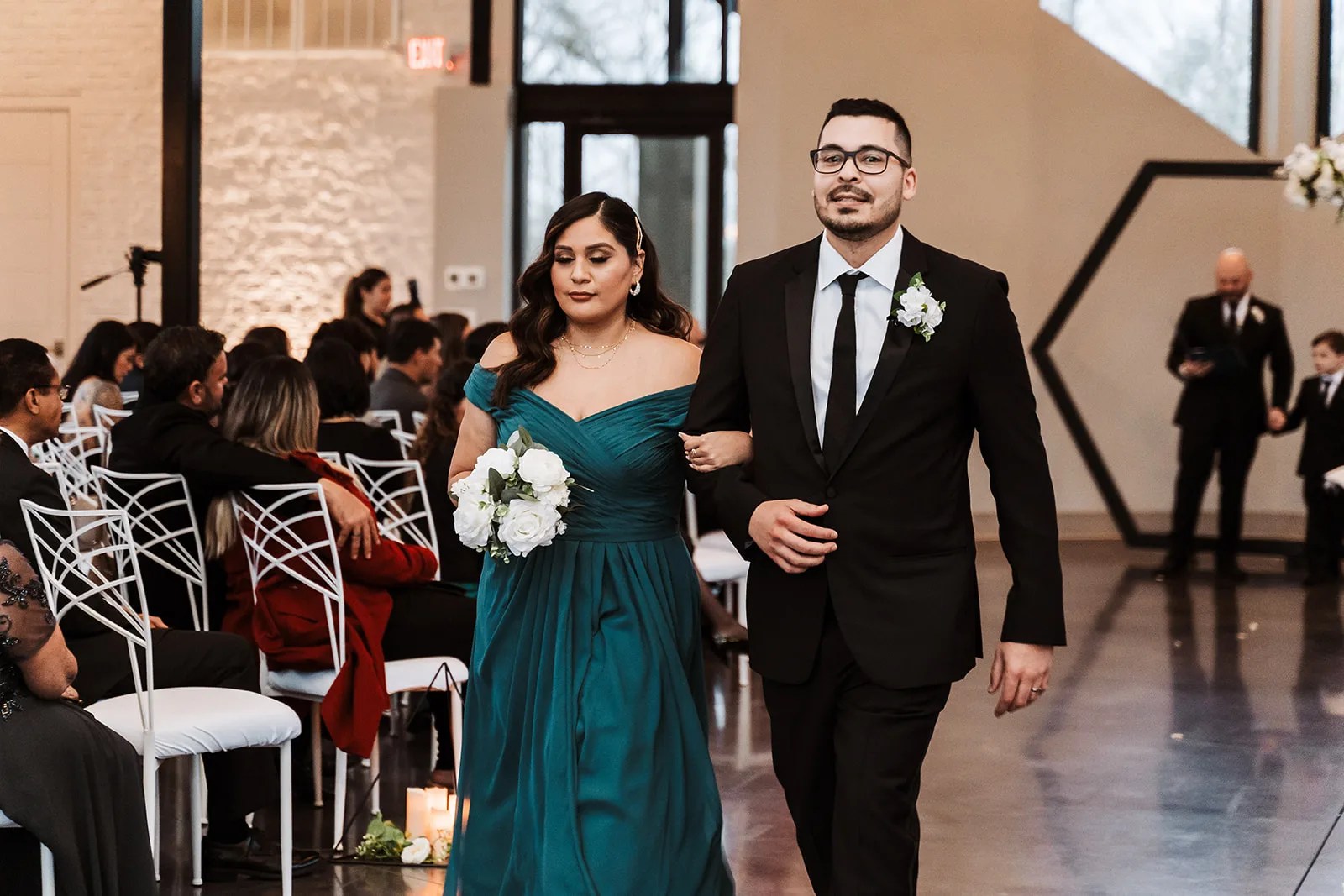 Guests at cocktail hour at Jennings Trace wedding venue in Montgomery, TX