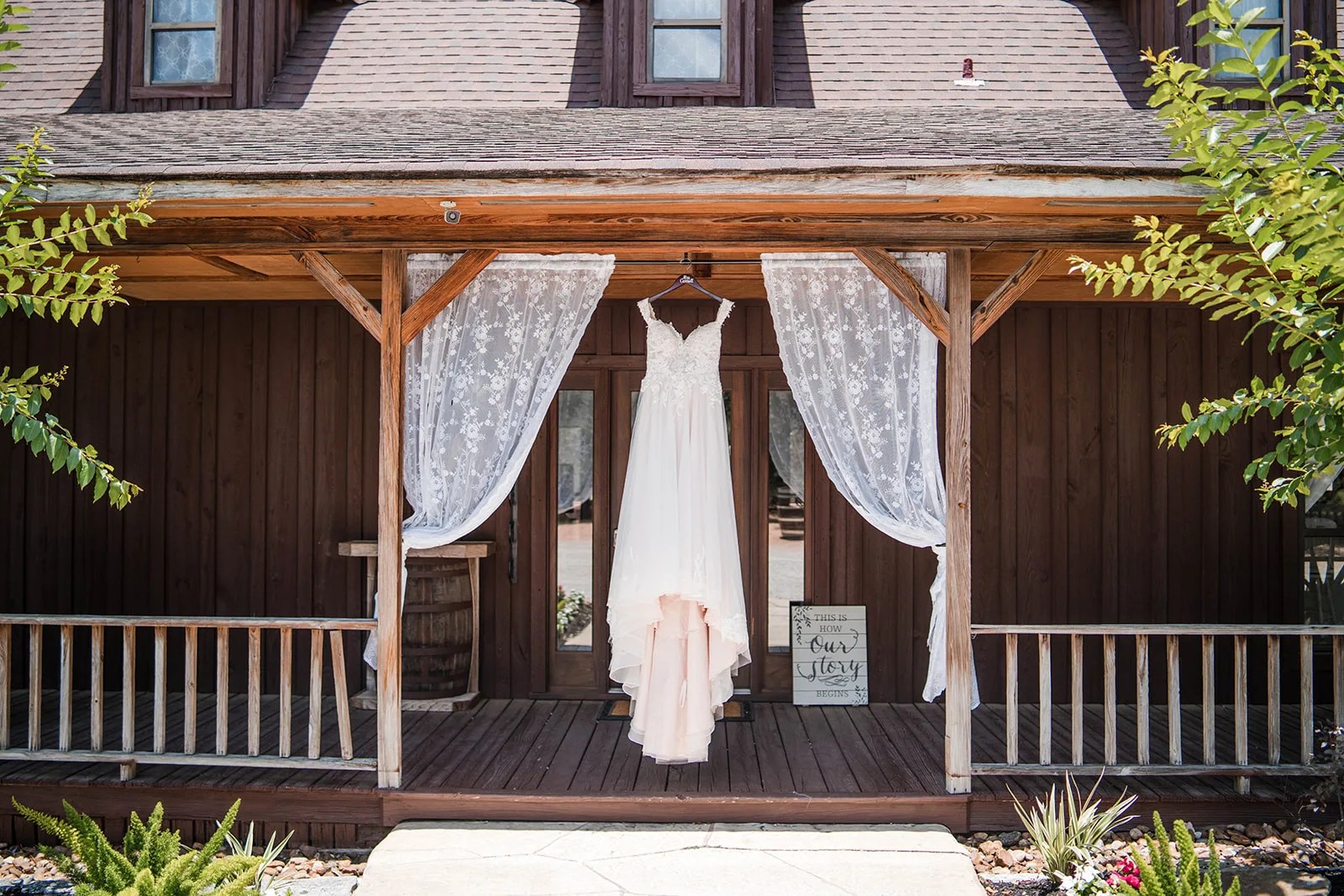 Ceremony backdrop at Pine Lake Ranch wedding venue in Montgomery, TX