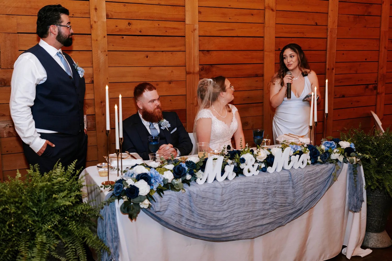 Head table in the cedar barn at Teaghlach Meadows Yorktown