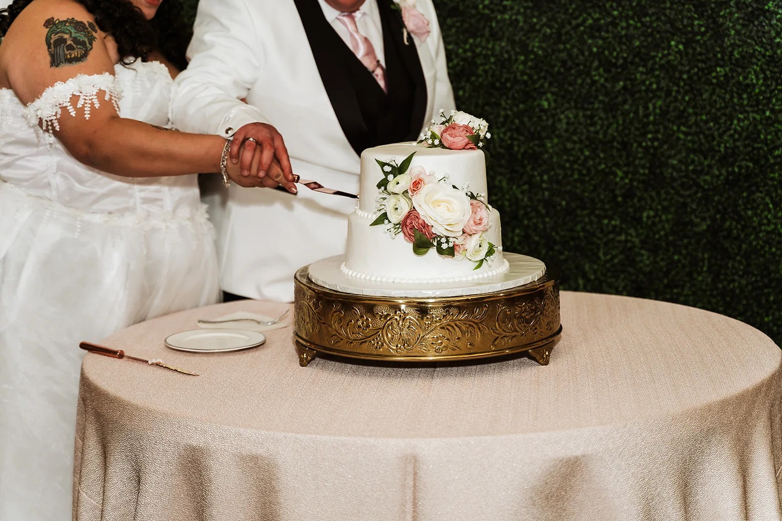 Wedding cake at Tuscan Courtyard in Dickinson, TX