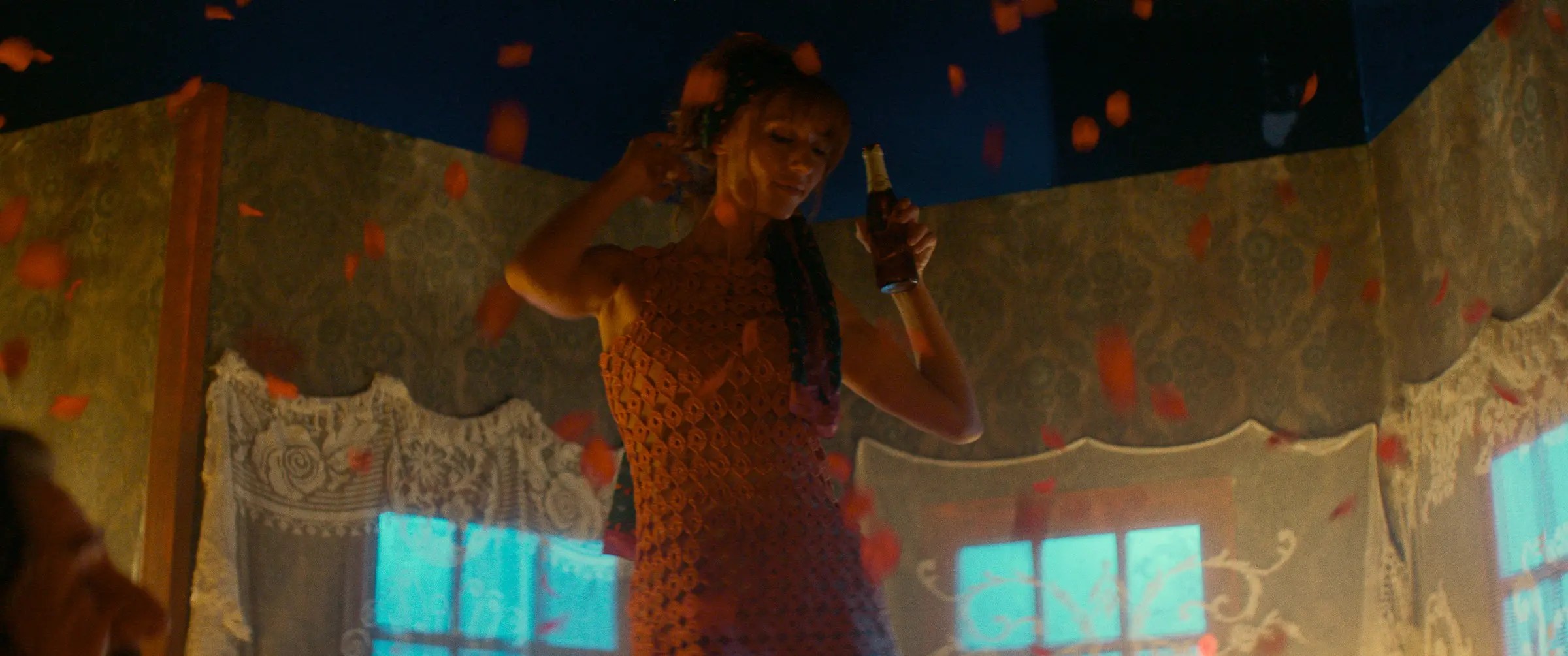 新進女優の妖艶なダンスに目がくぎづけ！『ベル・エポックでもう一度』より「バラの雨」の本編映像が解禁