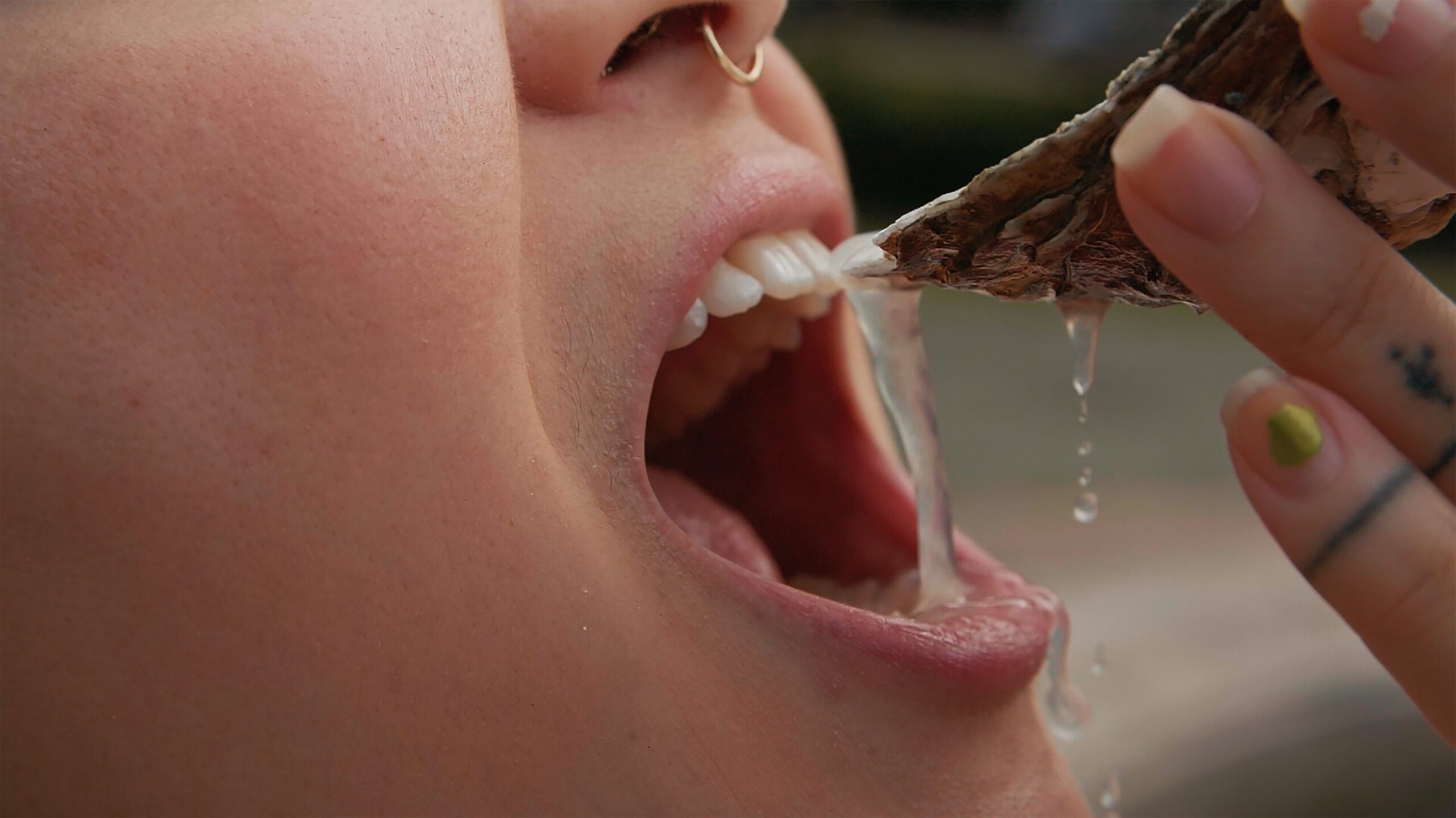 「もし人間が牡蠣のように生きれたら？」『水の中で息をする ―彼女でも彼でもなく―』予告編解禁　アオイヤマダ、小田香らコメント到着