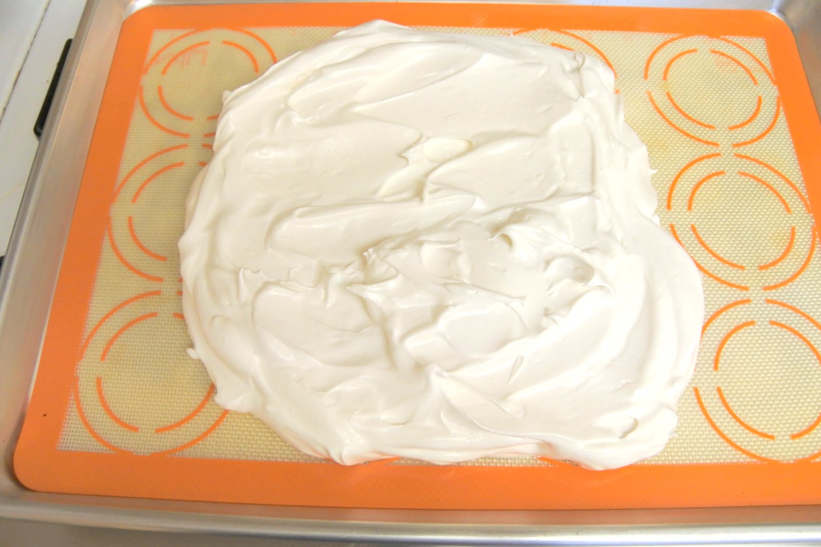 Spread merengue on pan