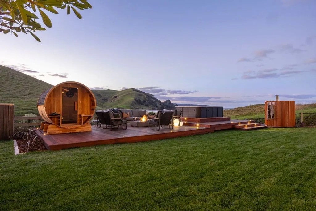 Opito Point Lodge Coromandel Sauna and Spa bath