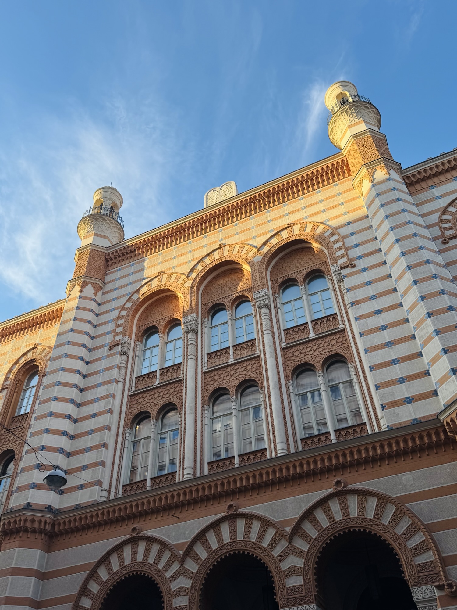 Rumbach Street Synagogue at sunset