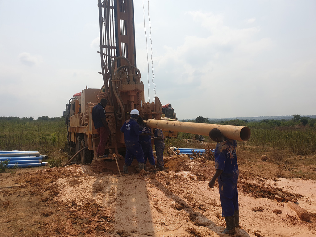 Installing temporary casing during drilling