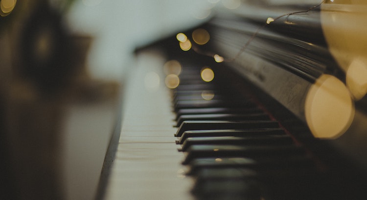 Manchmal fühlt sich das Tippen auf meiner Tastatur wie ein Piano an und es ist als würden sich die Worte plötzlich in Melodien umwandeln. - Esragül Schönast