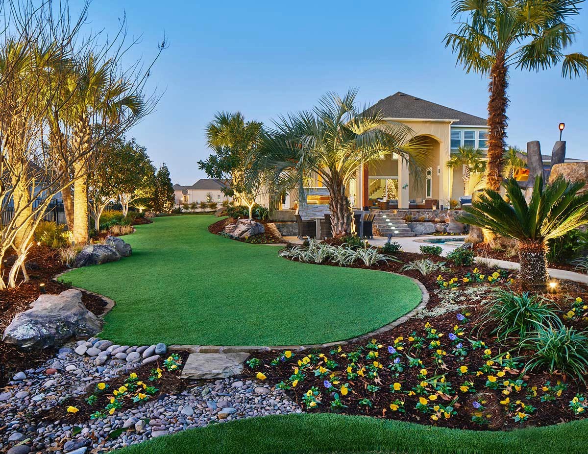Weisz Selection - astroturf backyard with mulch