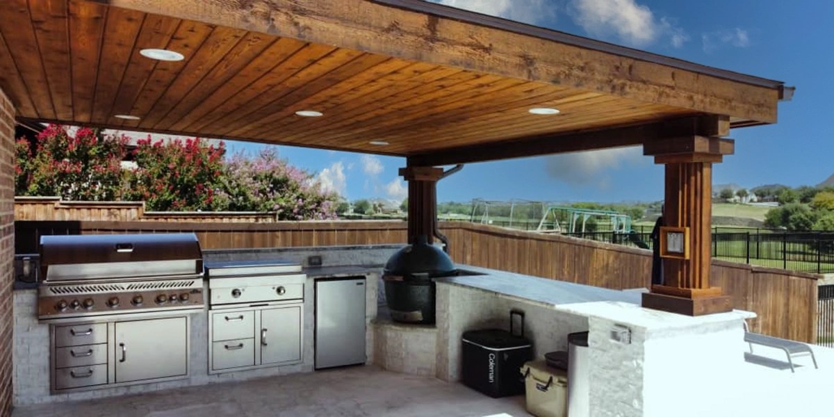 Weisz Selection - outdoor kitchen under wooden pergola