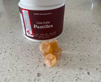 Aura Live Cola gummies