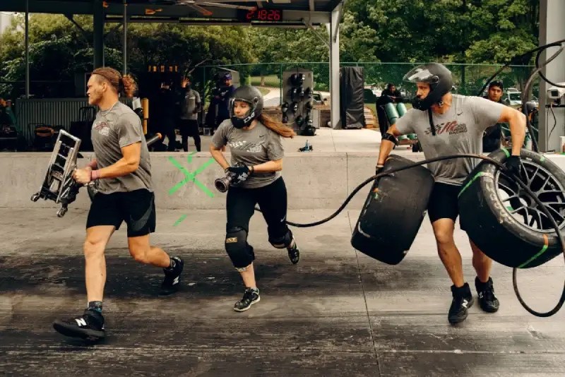 How much do nascar pit crews make
