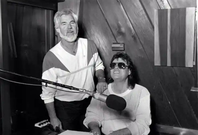 Ronnie Milsap & Kenny Rogers - Make No Mistake, She's Mine