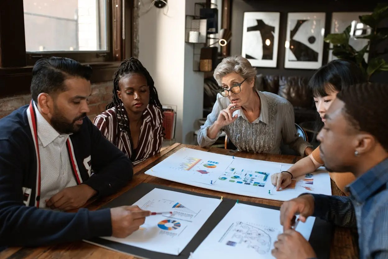 Workforce management: Team works at table