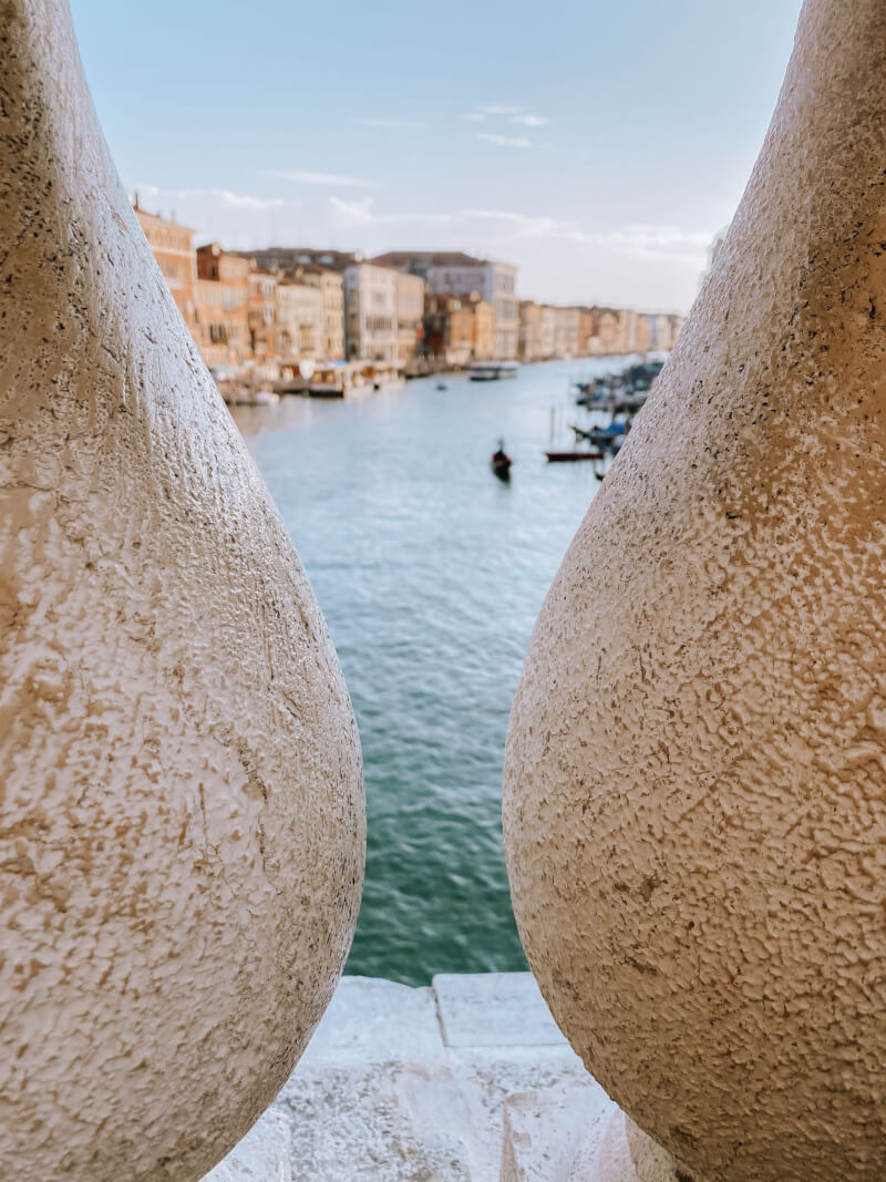 image of the grand canal in venice through Rialto Bridge