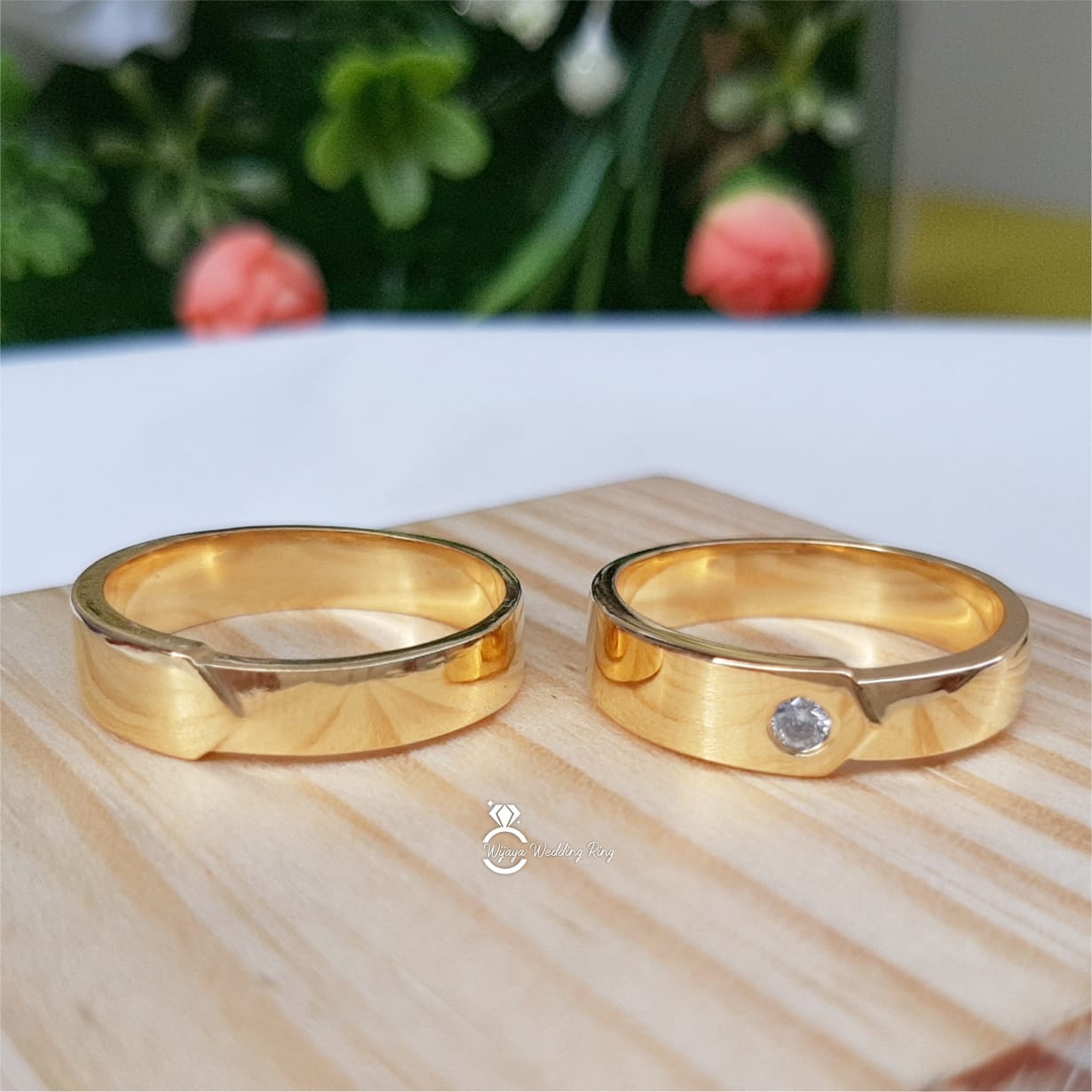 Daftar Harga Cincin Tunangan Dari Emas Putih Harga cincin emas 1 gram 22 karat tentu lebih murah ketimbang harga cincin 24 karat harga cincin emas 1 gram 22 karat harganya adalah Rp 42000.