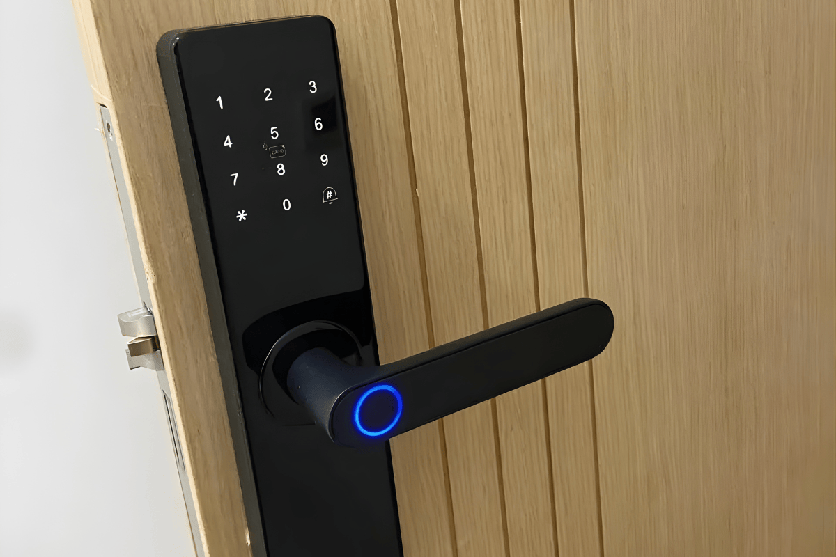 Serrure classique à clé installée sur une porte, offrant une sécurité mécanique traditionnelle.