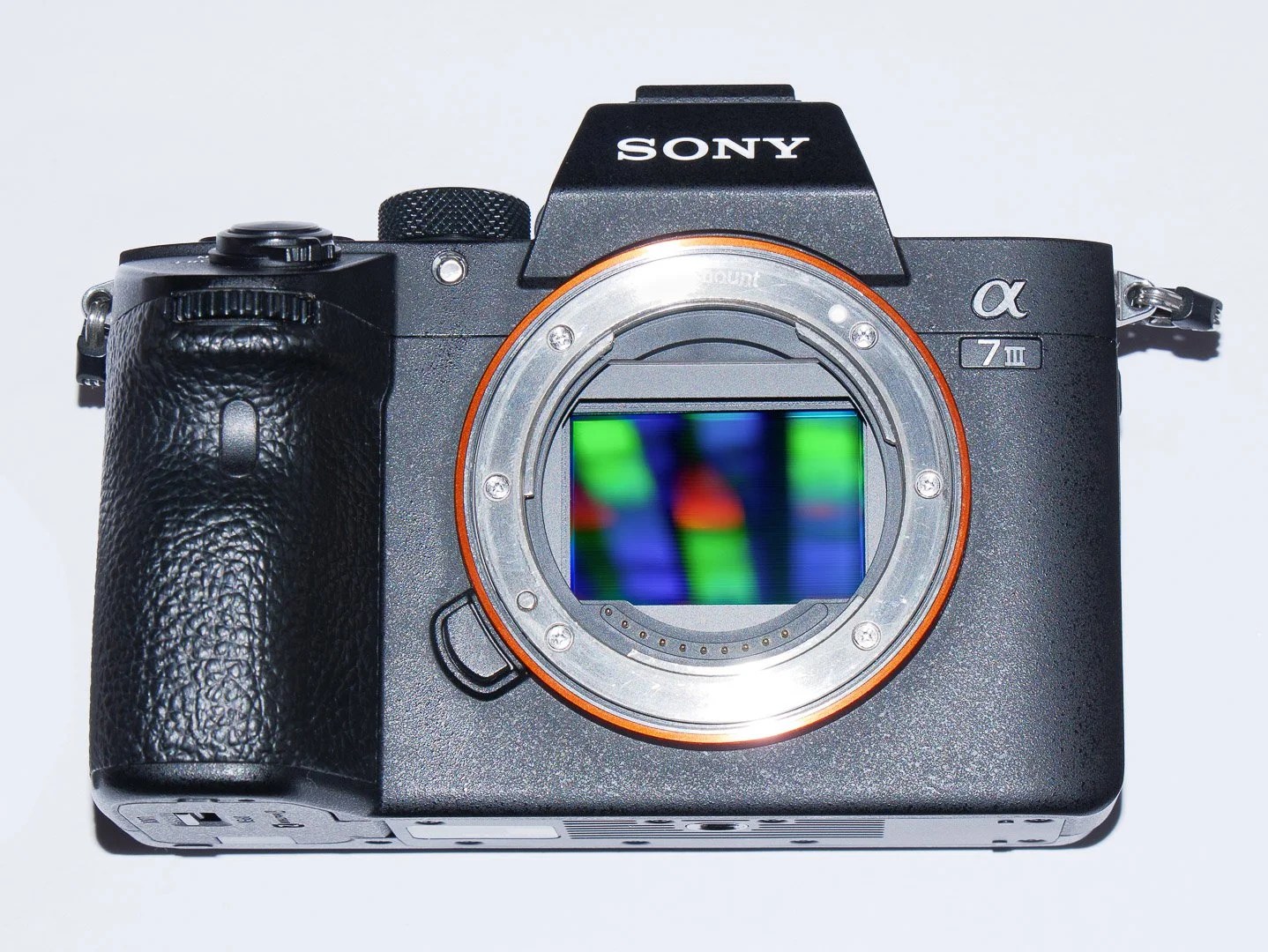 Sony α7 III ohne Objektiv mit Blick auf den freiliegenden Vollformatsensor.