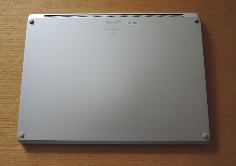 Microsoft Surface Laptop － 13.5インチ、独特のオーラを放つ個性派