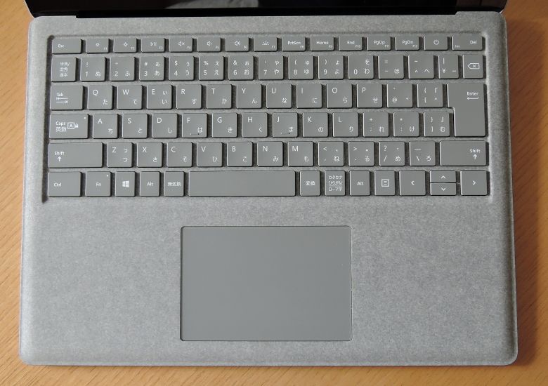Microsoft Surface Laptop － 13.5インチ、独特のオーラを放つ個性派