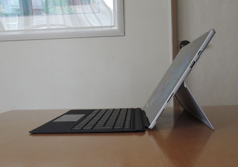 Microsoft Surface Pro（2017）－ さすが「本家」！高品質で細部の