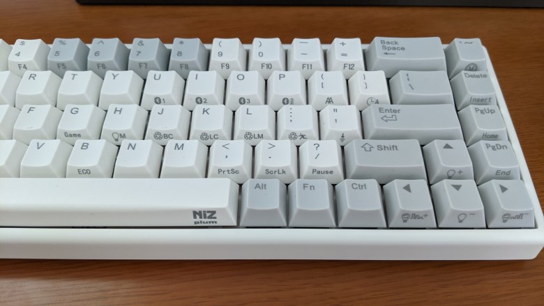 AKEEYO NIZ 68キー 静電容量無接点式キーボード レビュー － 快適で