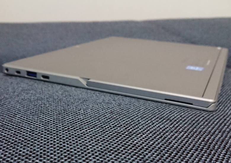 CHUWI UBook Pro レビュー － スタイラスとキックスタンドの付いた3:2
