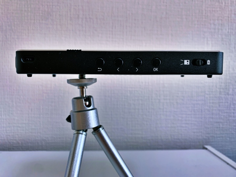 AKASO FOCUSの実機レビュー － 超コンパクトなモバイルプロジェクター