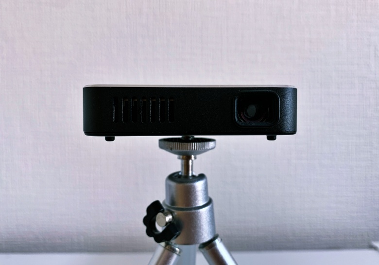 AKASO FOCUSの実機レビュー － 超コンパクトなモバイルプロジェクター
